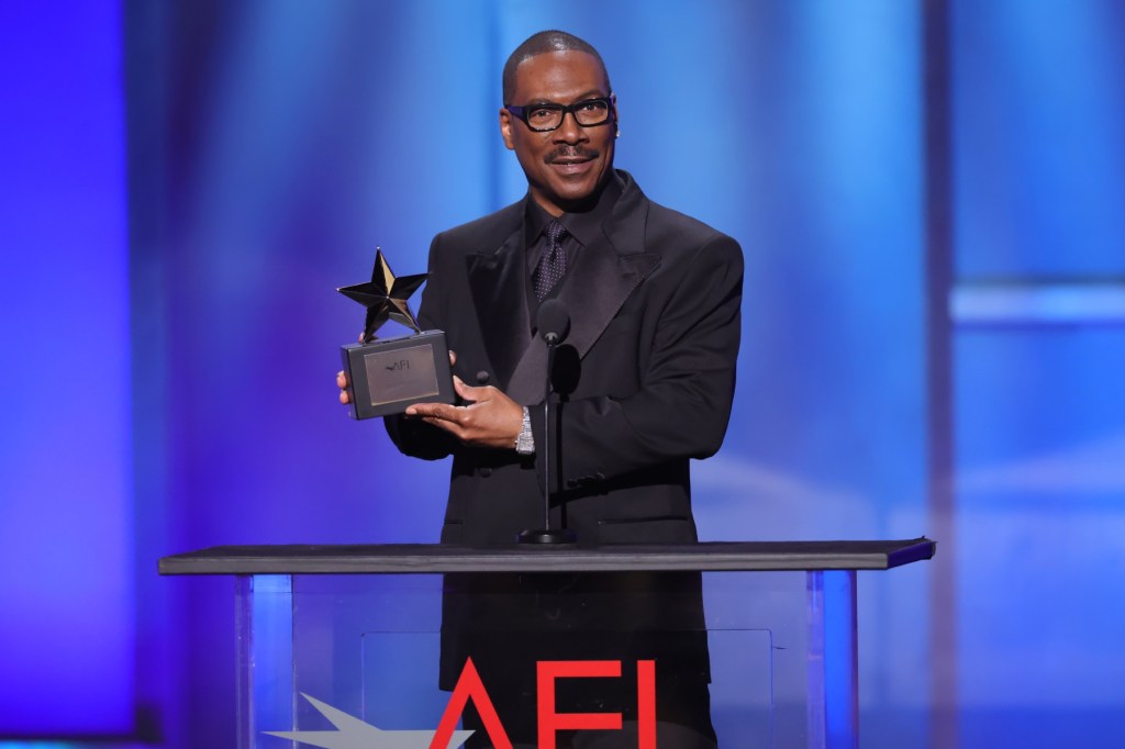 eddie-murphy-menerima-penghargaan-prestasi-seumur-hidup-afi-dalam-penghargaan-berbintang