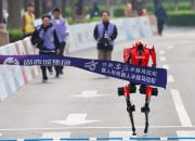 Setengah maraton robot Tiongkok datang dengan banyak kekacauan – dan satu rekor terpecahkan