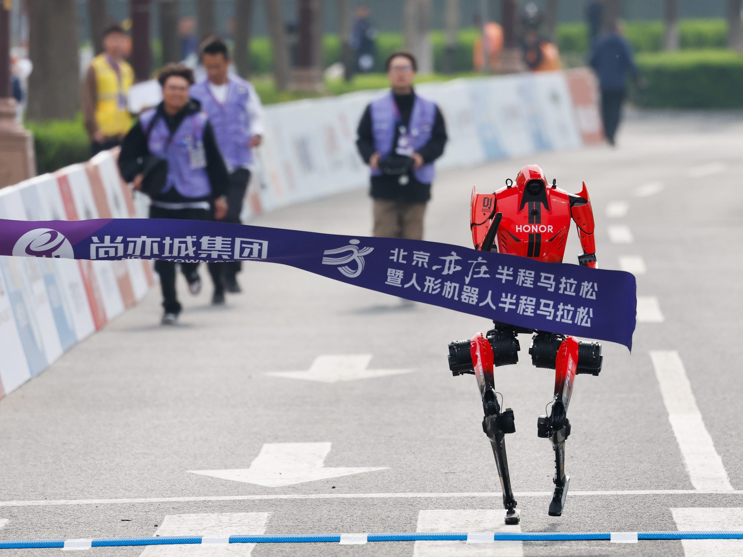setengah-maraton-robot-tiongkok-datang-dengan-banyak-kekacauan-–-dan-satu-rekor-terpecahkan