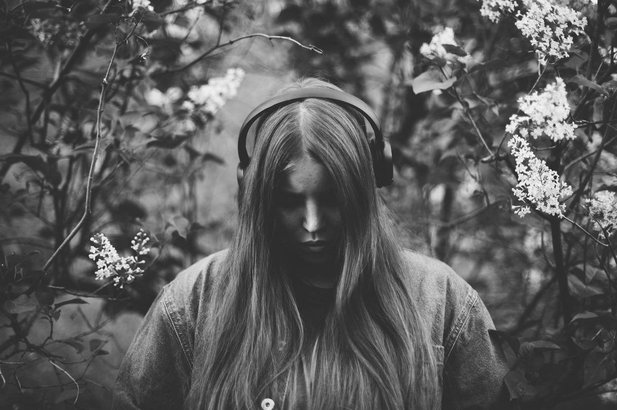 mendengarkan-lirik-sedih-atau-‘downer’-mungkin-berarti-anda-lebih-cerdas