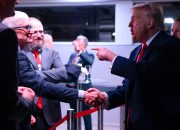 trump-memuji-‘tim-apple’-karena-kesalahan-namanya-yang-terkenal