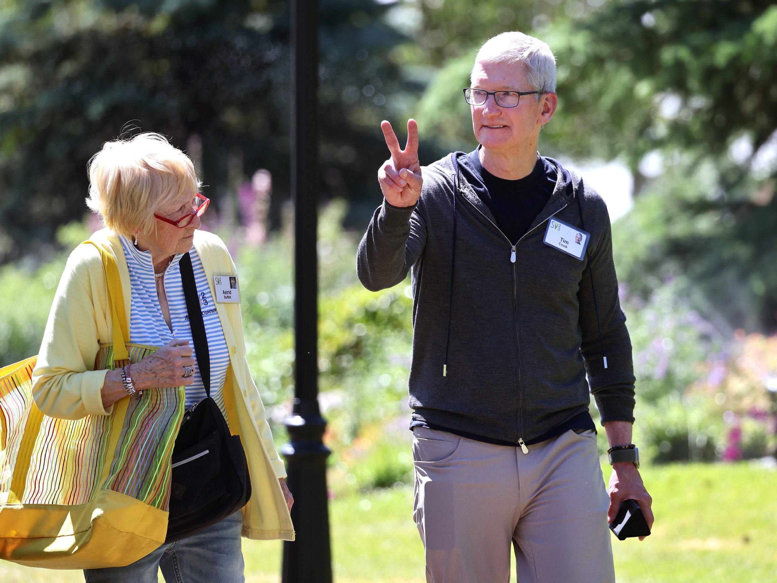 pilihan-ceo-baru-apple-menunjukkan-bahwa-mereka-tetap-teguh-dalam-perang-ai