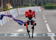 Robot Humanoid Mencetak Rekor Setengah Maraton di Tiongkok