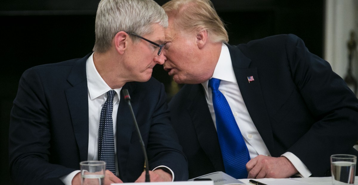 tim-cook-akan-tetap-menjadi-pembisik-trump-bagi-apple