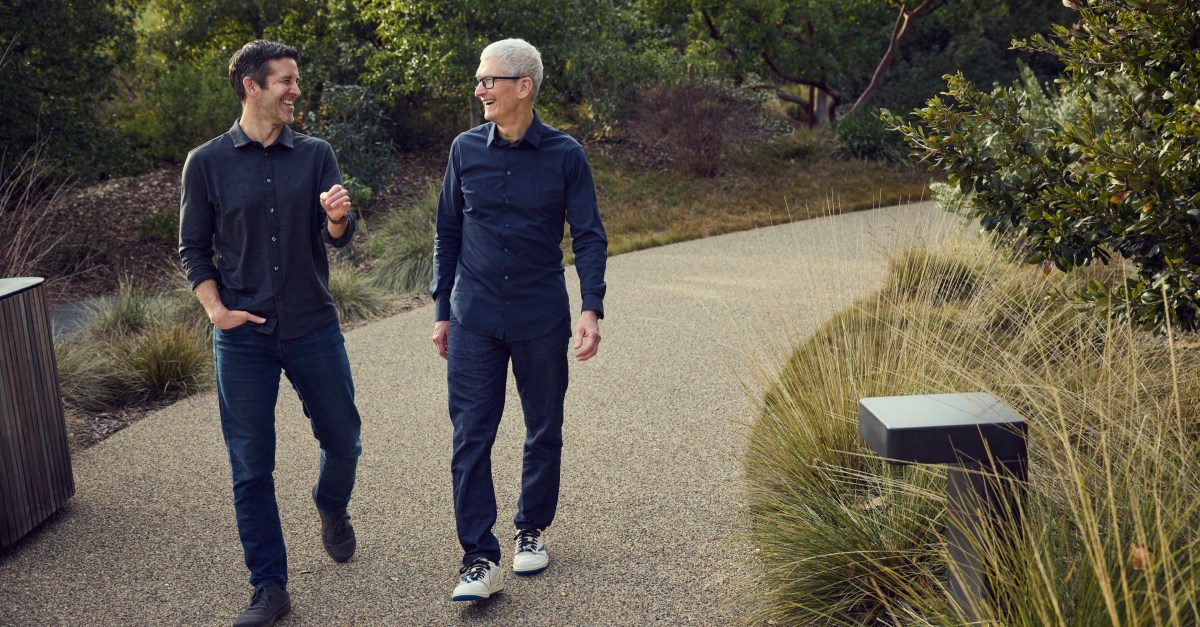 john-ternus-mengambil-alih-posisi-ceo-apple-dari-tim-cook