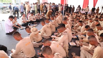 momen-hangat-mendagri-bersama-praja-ipdn-di-tengah-tugas-kemanusiaan