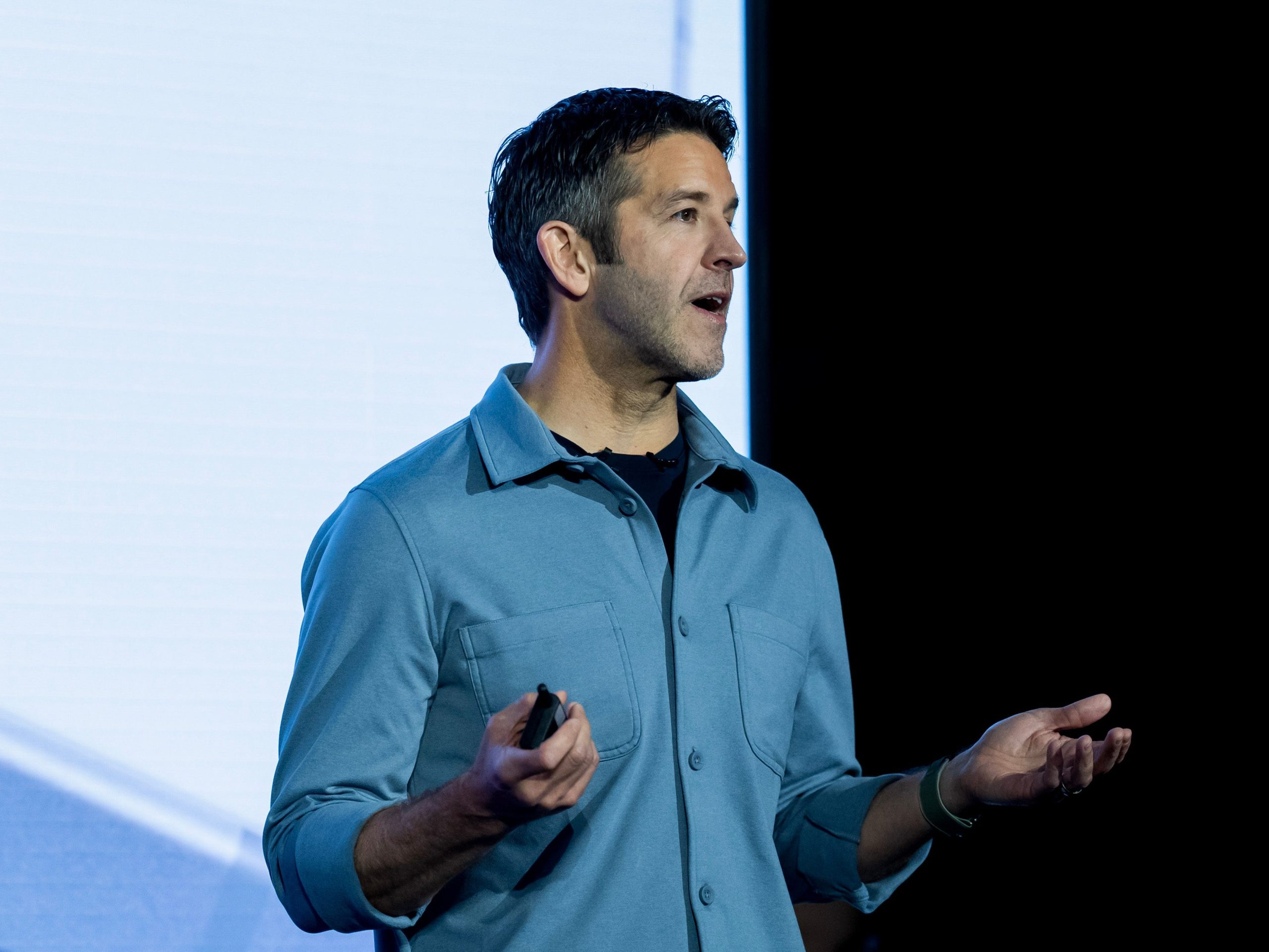 ceo-apple-baru-john-ternus-mewarisi-pressure-cooker