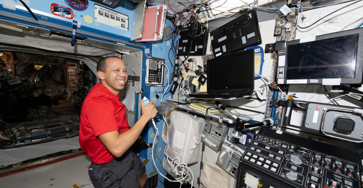 astronot-iss-mendapatkan-laptop-baru
