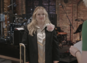 nicola-coughlan-dengan-canggung-bernostalgia-dalam-sandiwara-promo-snl-uk