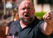 Alex Jones telah mengungkap konspirasi besar lainnya