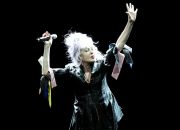cyndi-lauper-memanggil-penonton-heckler-di-vegas-kickoff:-‘harap-ingat-di-mana-anda-berada,-oke?’