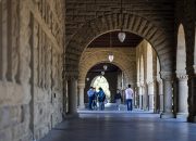 Demam emas AI membuat beberapa mahasiswa menunda kuliah untuk taruhan awal