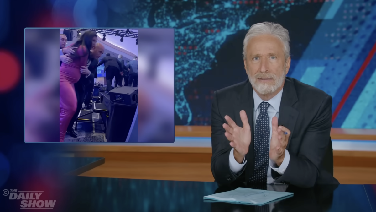 jon-stewart-bereaksi-terhadap-kekacauan-di-makan-malam-koresponden-gedung-putih