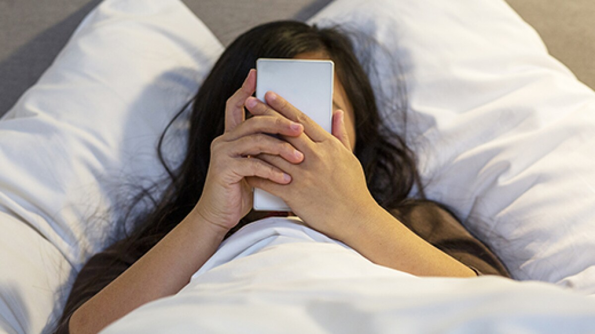 langsung-cek-hp-saat-bangun?-ini-dampaknya-bagi-pikiran-dan-produktivitas