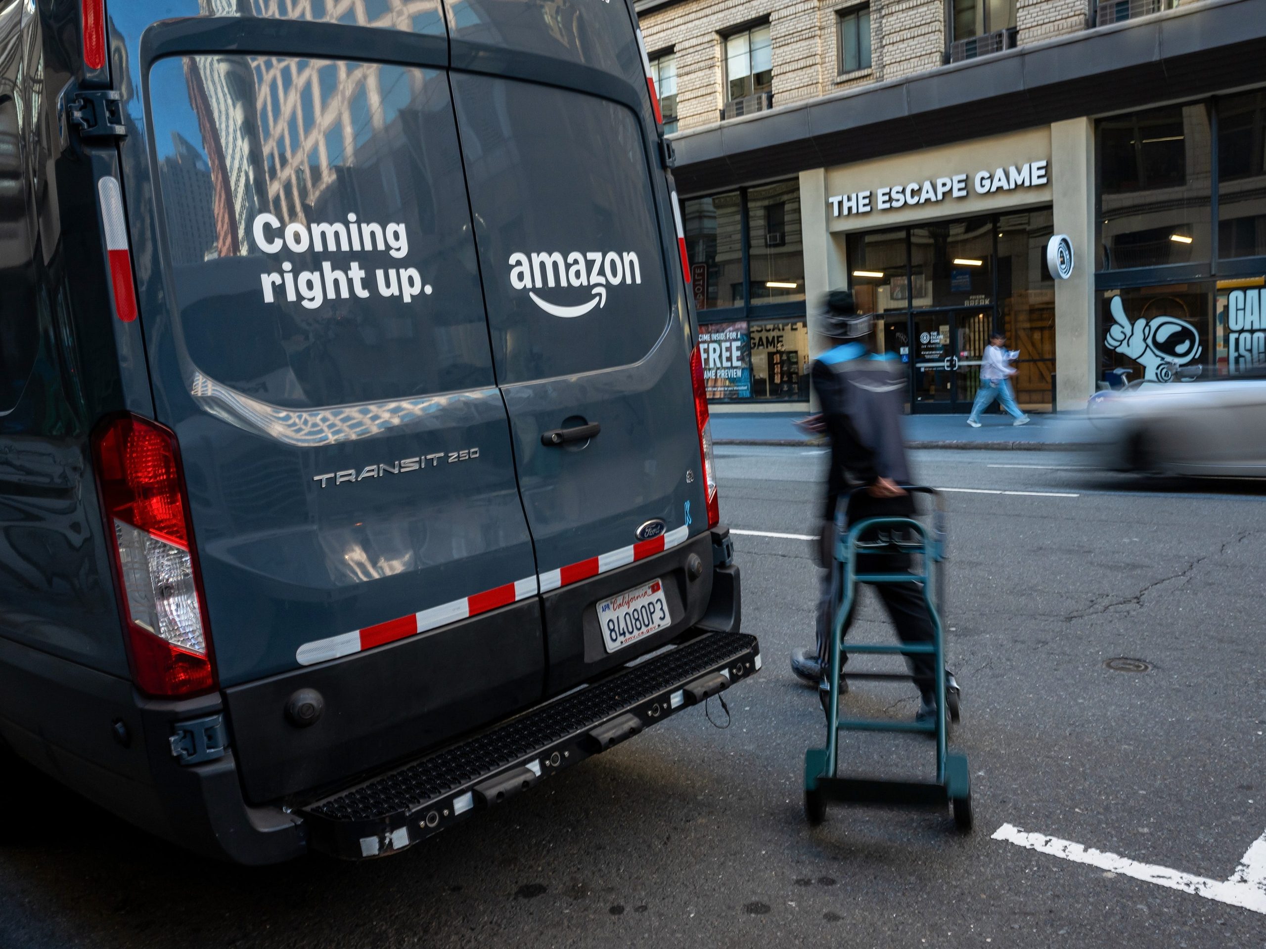 pembaruan-pendapatan-amazon:-pembelanjaan-ai-dan-aws-menjadi-fokus-wall-street-menjelang-hasil
