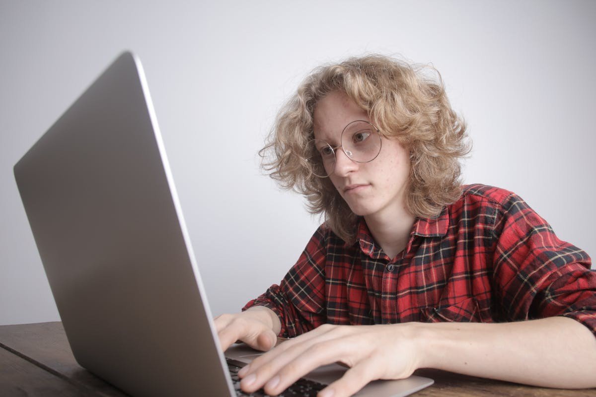 5-tools-ai-terbaru-yang-sedang-viral-di-2026,-bikin-kerja-jadi-lebih-produktif