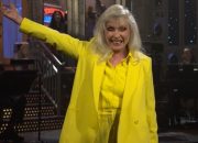 debbie-harry-membuat-cameo-‘snl’-untuk-memperkenalkan-penampilan-‘drop-dead’-olivia-rodrigo