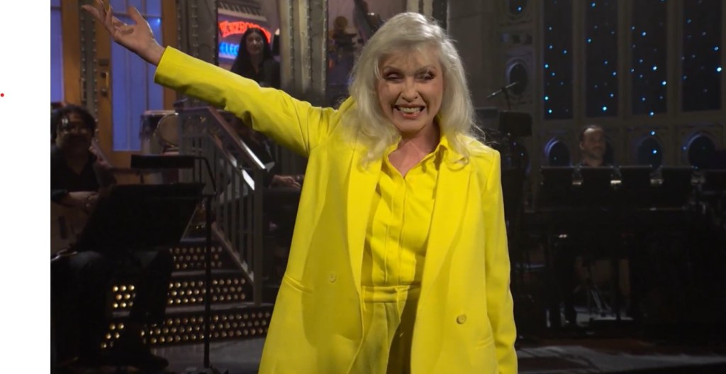 debbie-harry-membuat-cameo-‘snl’-untuk-memperkenalkan-penampilan-‘drop-dead’-olivia-rodrigo