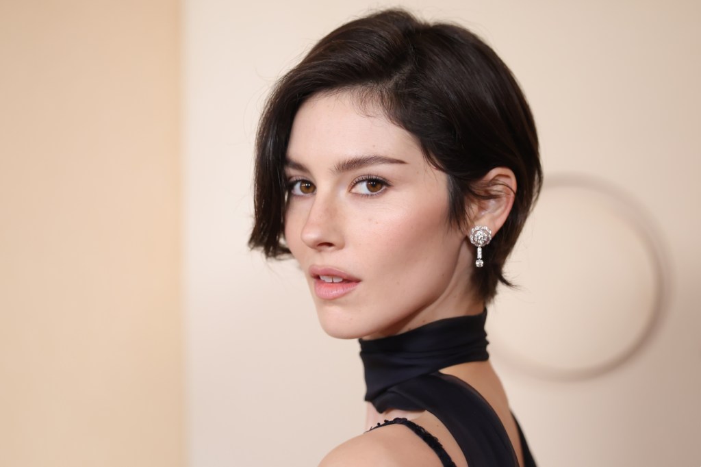 gracie-abrams-mengumumkan-lagu-baru-‘hit-the-wall’