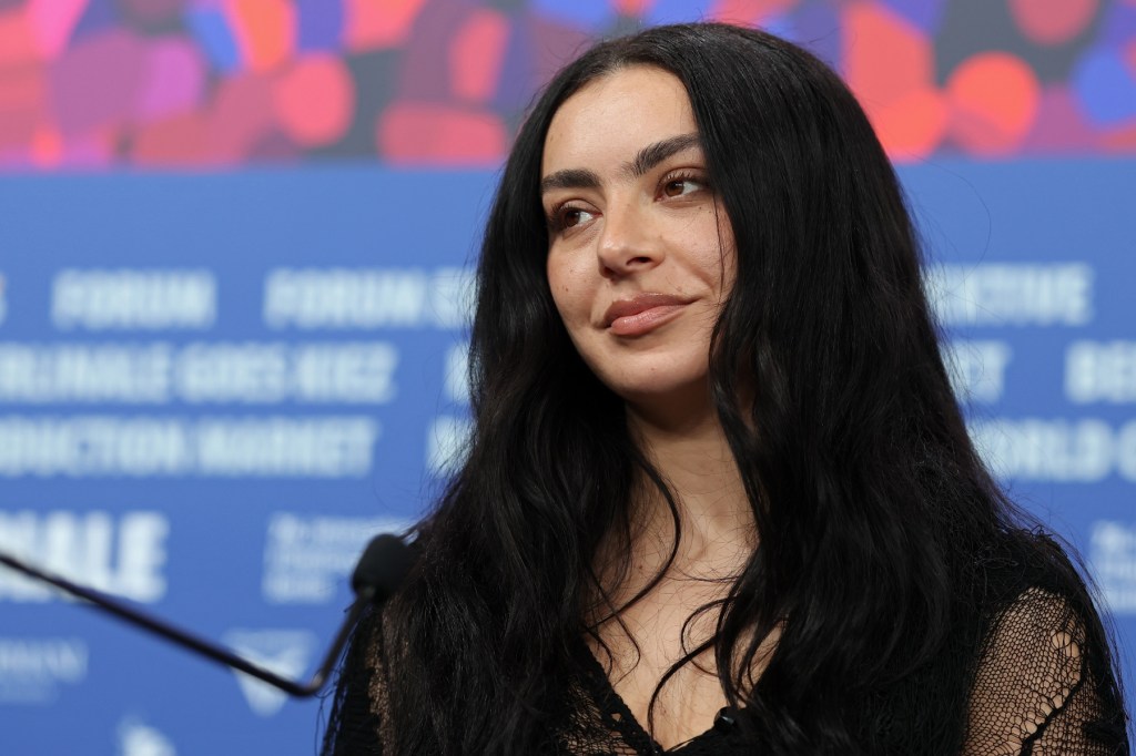 charli-xcx-bagikan-teaser-lagu-‘musik-rock’,-bilang-dia-tak-bikin-album-rock