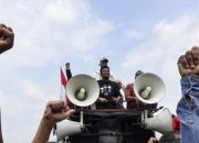 foto:-warga-turun-ke-jalan-protes-penutupan-tambang-di-rumpin