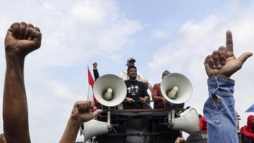 foto:-warga-turun-ke-jalan-protes-penutupan-tambang-di-rumpin