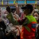 krl-greenline-mati-listrik-tersambar-petir,-peron-ditutup-sementara