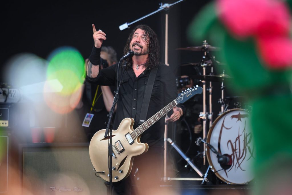 dave-grohl-‘sangat-kesal’-dia-harus-mengganti-nama-rekaman-baru-foo-fighter-karena-‘wicked:-for-good’