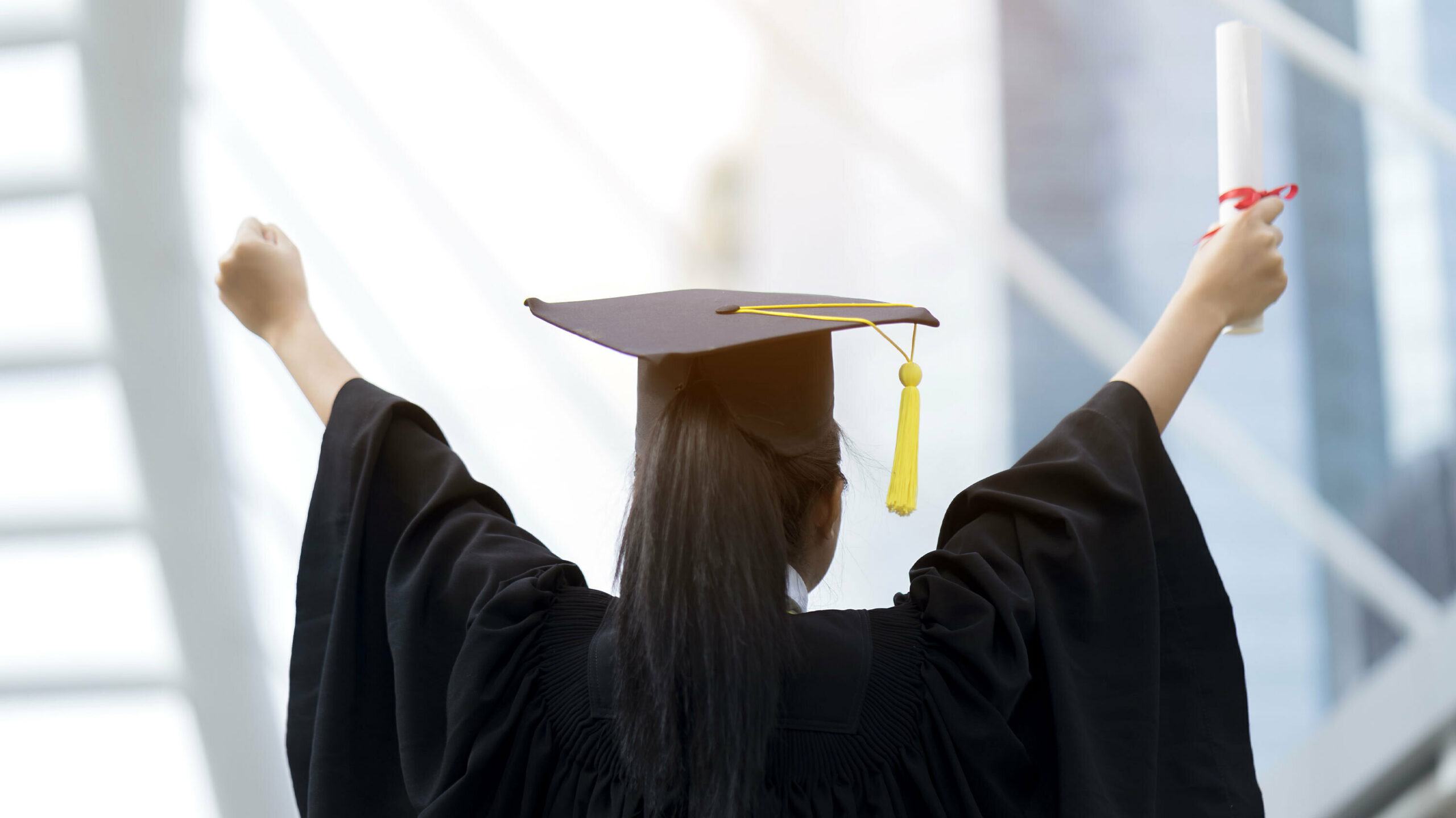 bukan-cuma-gelar,-ini-alasan-fresh-graduate-kalah-saing-di-era-ai