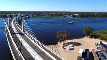 pemandangan-4-negara-sekaligus-bisa-dilihat-dari-jembatan-unik-ini