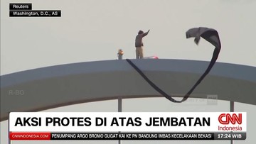 video:-aksi-protes,-aktivis-bertahan-di-jembatan-washington-dc