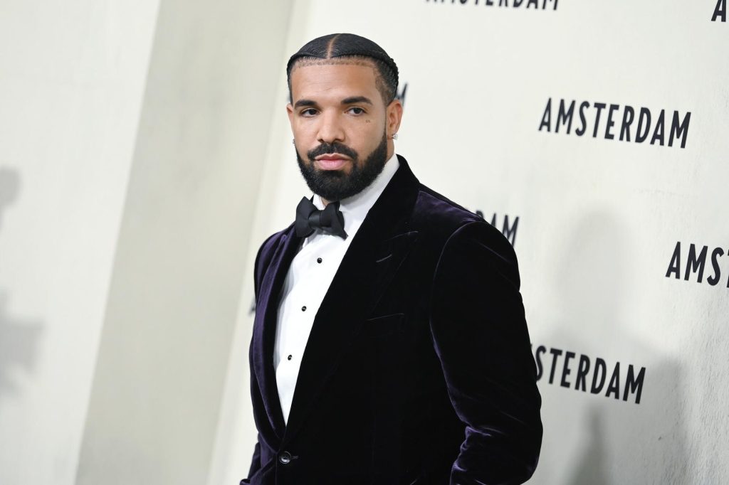 “rumah-drake-di-toronto-hampir-tertutupi-di-foto-menjelang-peluncuran-album-‘iceman'”.