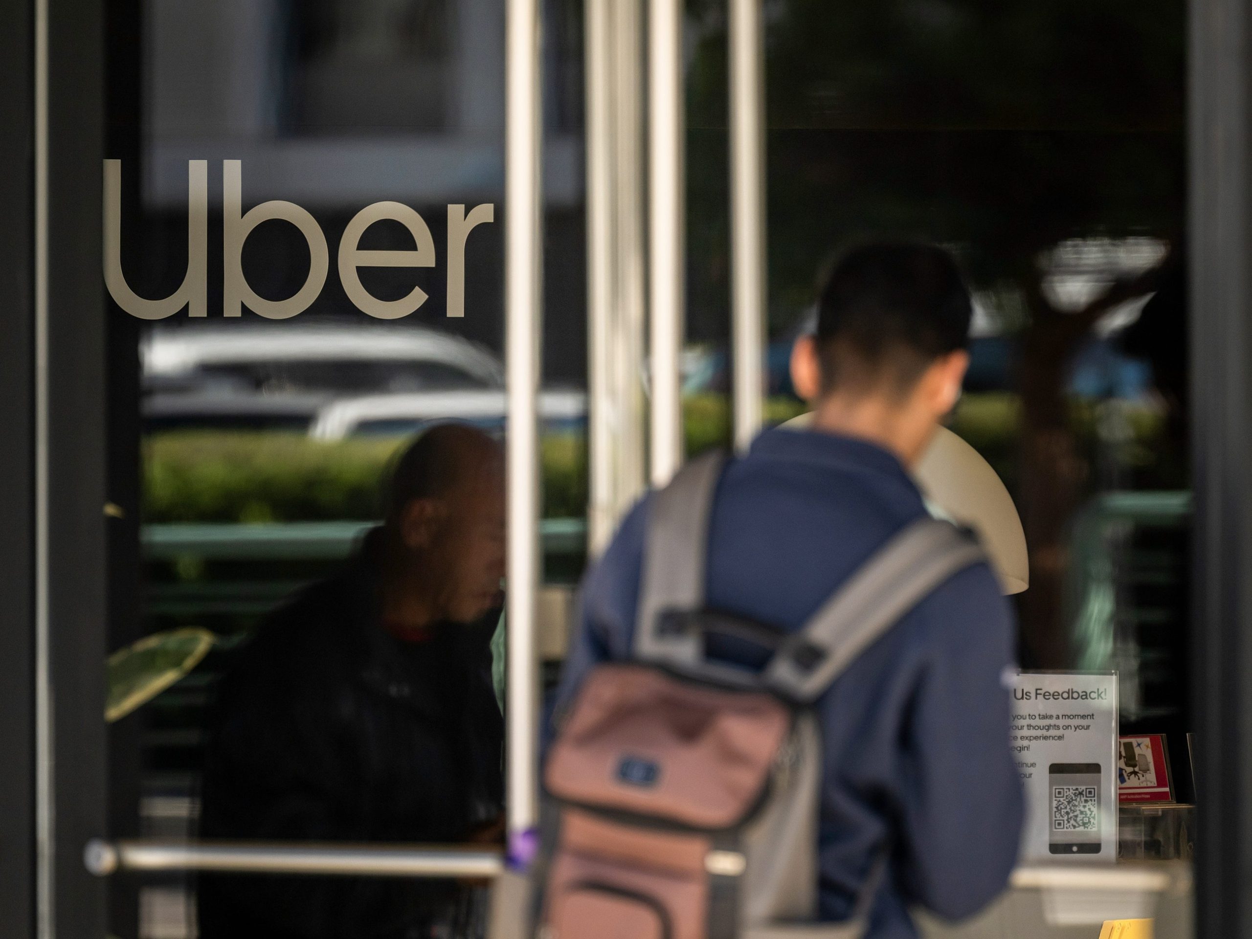 ceo-uber-mengatakan-perusahaannya-memperlambat-perekrutan-karyawan-karena-mereka-berinvestasi-pada-ai