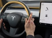 tesla-menarik-kembali-219.000-mobil-karena-bug-kamera-spion