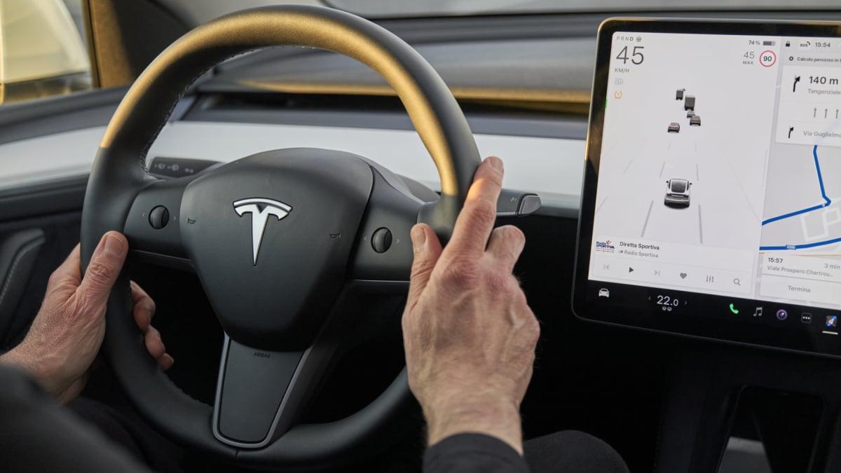 tesla-menarik-kembali-219.000-mobil-karena-bug-kamera-spion