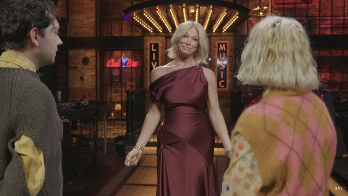 jangan-ganggu-pemanasan-vokal-snl-uk-hannah-waddingham
