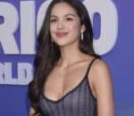 olivia-rodrigo-tarik-5-juta-penonton-di-debut-pembawa-acara-‘snl’