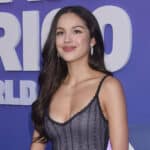 olivia-rodrigo-tarik-5-juta-penonton-di-debut-pembawa-acara-‘snl’