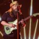tonton-chris-stapleton-menampilkan-hit-pro-imigran-willie-nelson-ini-di-‘the-late-show’