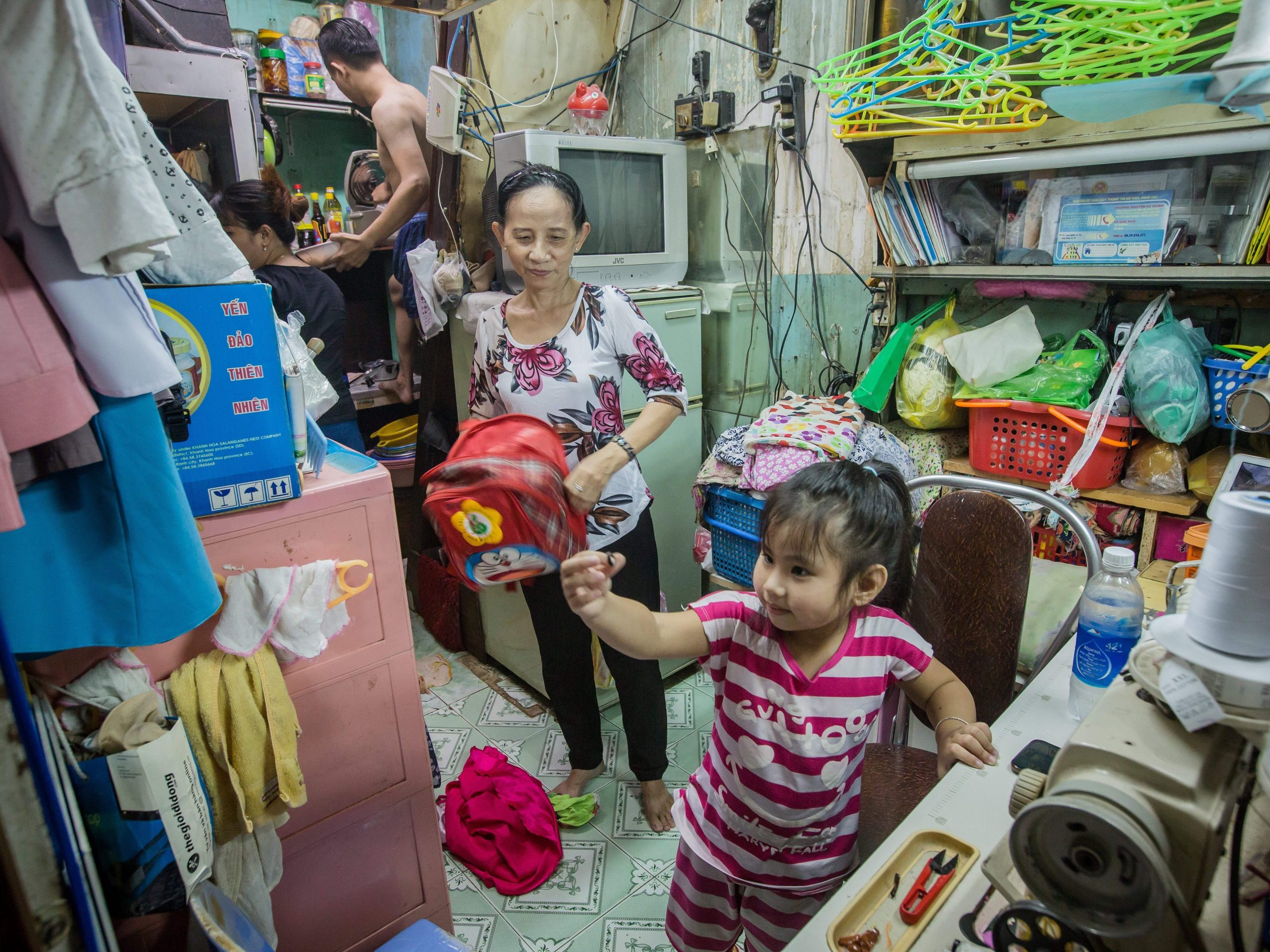 29-foto-ruang-hidup-kecil-yang-menyoroti-krisis-keterjangkauan-global