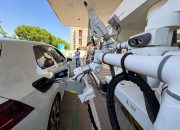 Canggih! SPBU di China Gunakan Robot Isi Bensin Otomatis, Proses Hanya 120 Detik
