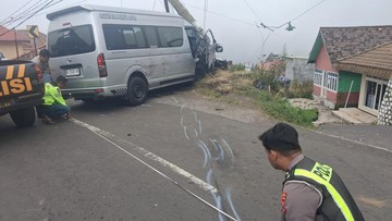 rombongan-turis-singapura-kecelakaan-beruntun-di-bromo,-9-orang-luka