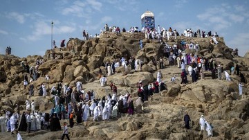 jabal-rahmah,-tempat-jutaan-hati-bertemu-panjatkan-doa-di-puncak-haji