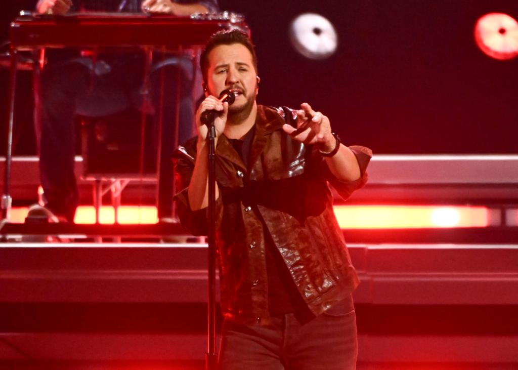 ‘negara-dan-dia-mengetahuinya’-karya-luke-bryan;-itu-bodoh,-dan-dia-mengetahuinya