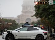 Waymo mengingatkan robotaxis untuk mengemudi di jalan yang banjir