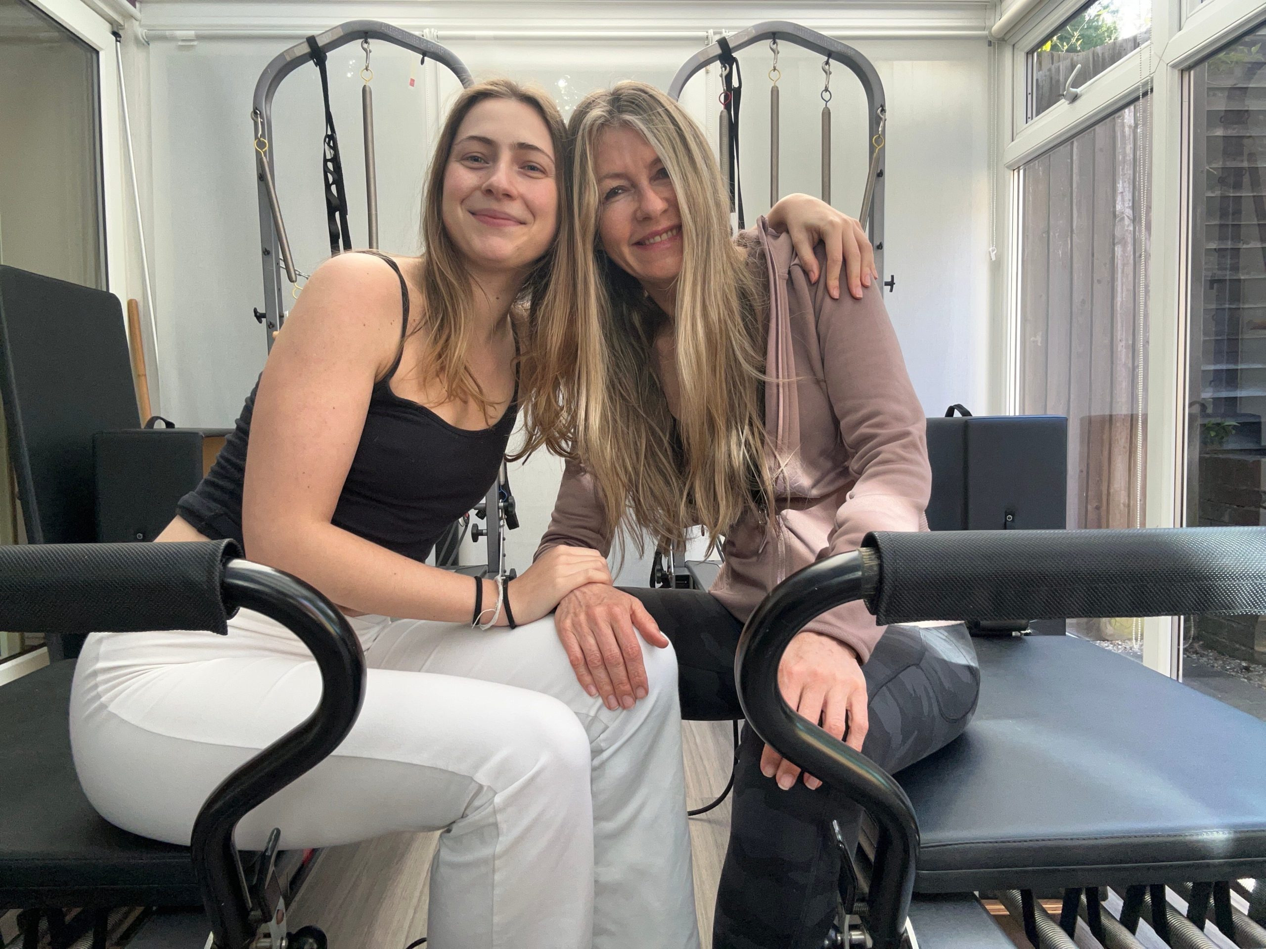 hailey-bieber-mengatakan-pilates-sudah-‘sedikit-berakhir’-saya-tumbuh-bersama-seorang-ibu-guru-pilates-dan-memahami-maksudnya.