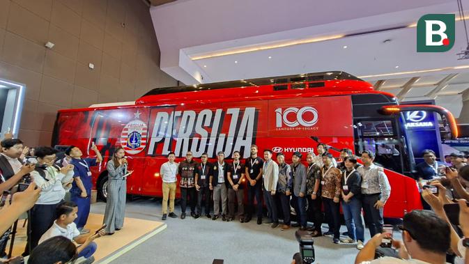 bri-super-league:-persija-jakarta-jadi-klub-pertama-di-indonesia-yang-punya-bus-listrik