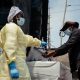 “badai-sempurna”:-bagaimana-pemotongan-bantuan-trump-memicu-wabah-ebola