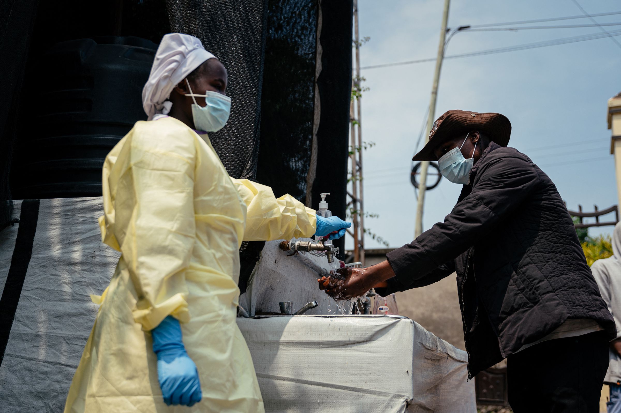 “badai-sempurna”:-bagaimana-pemotongan-bantuan-trump-memicu-wabah-ebola
