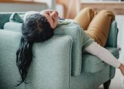 tidur-dengan-rambut-diikat,-boleh-enggak-sih?